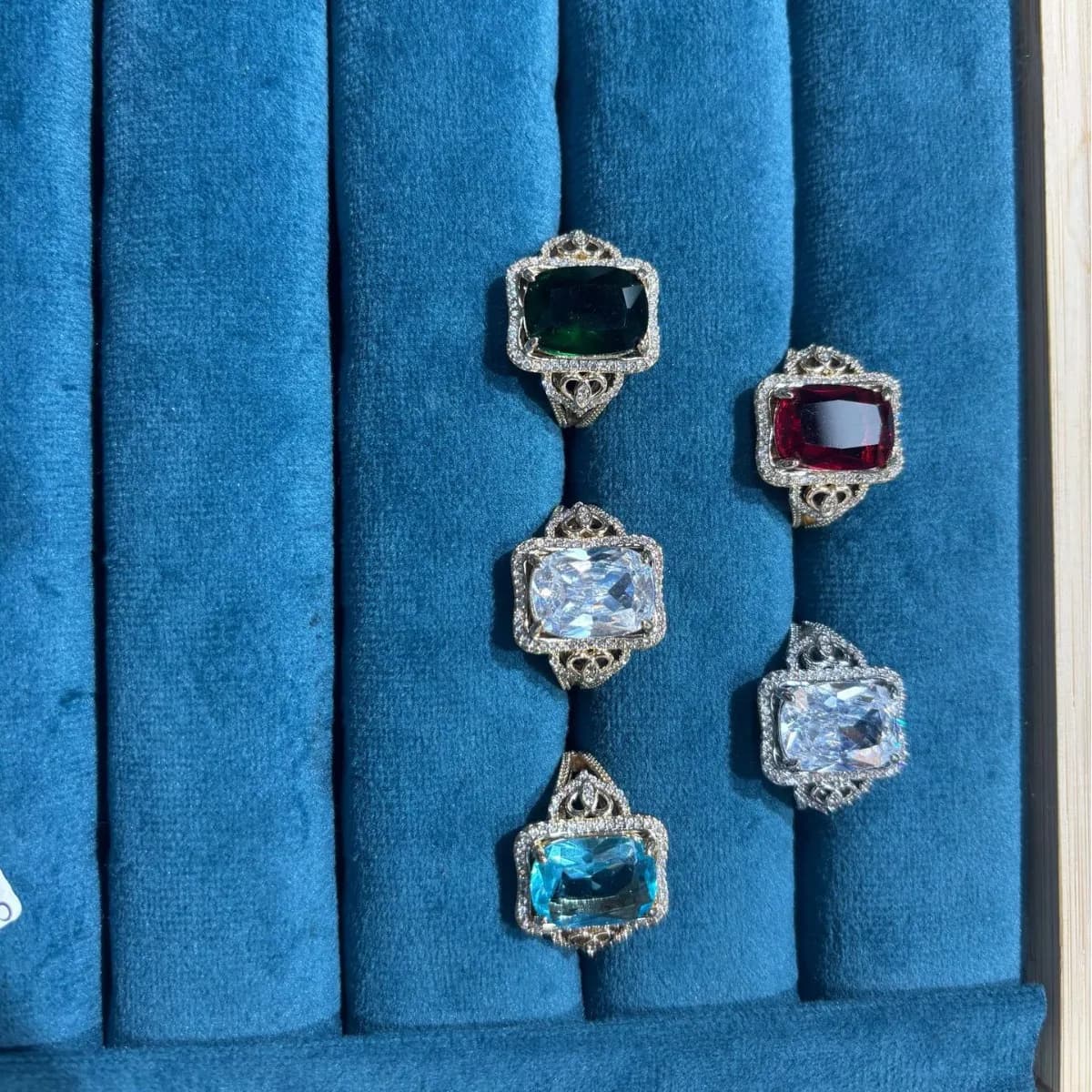 Nuovo anello quadrato di design originale di alta gamma, anello di lusso leggero con smeraldo e zirconi intarsiati a quattro griffe, anello con diamante da donna, anello da donna