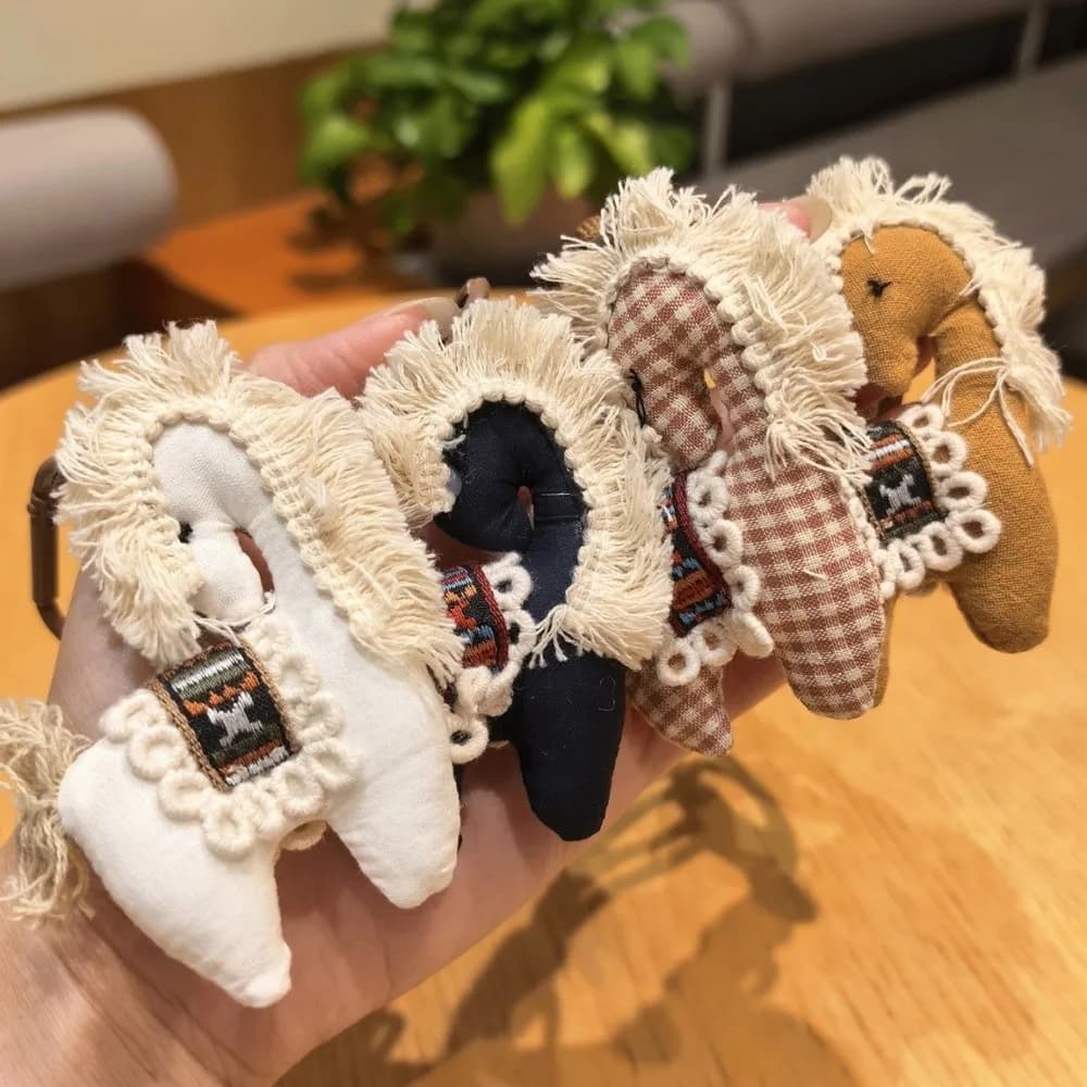 Portachiavi con cavallo di peluche, decorazione da appendere, design carino, anno di cavallo, portachiavi, mascotte fortunata, zaino, ornamenti, ciondolo con pony