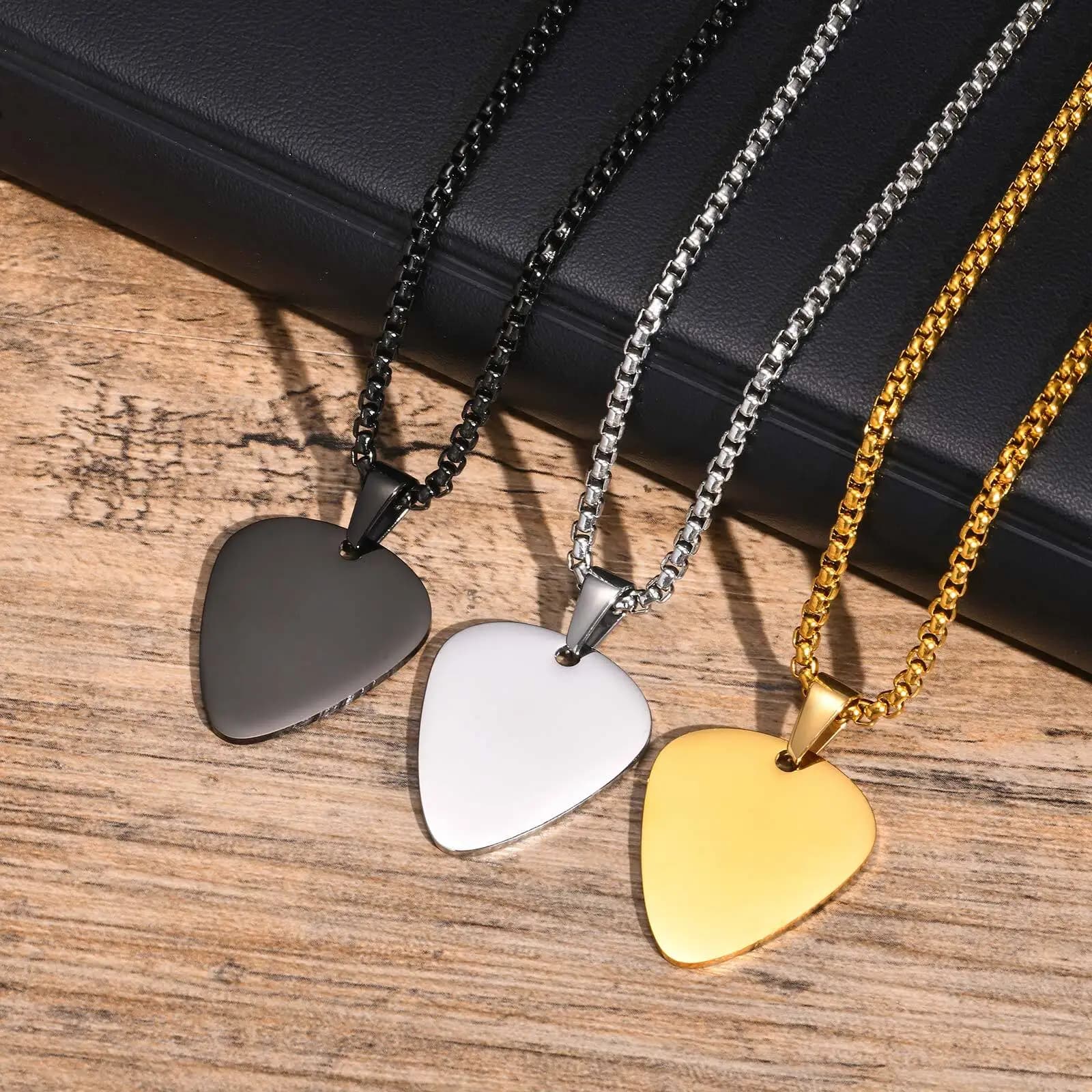 Nuova collana con plettro per chitarra alla moda per uomo e ragazzo, collare con ciondolo per plettri per chitarra in acciaio inossidabile impermeabile, gioielli con fascia per amanti della musica