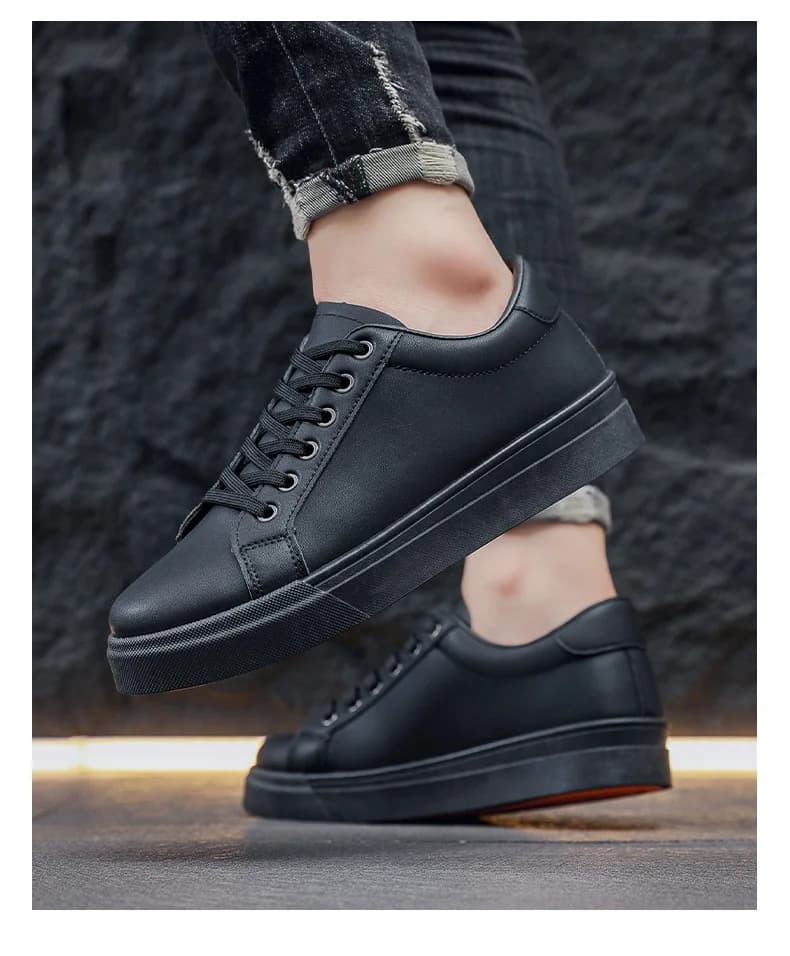 Nuove scarpe da uomo primaverili ed estive, di tendenza, bianche, sportive e casual, versatili.