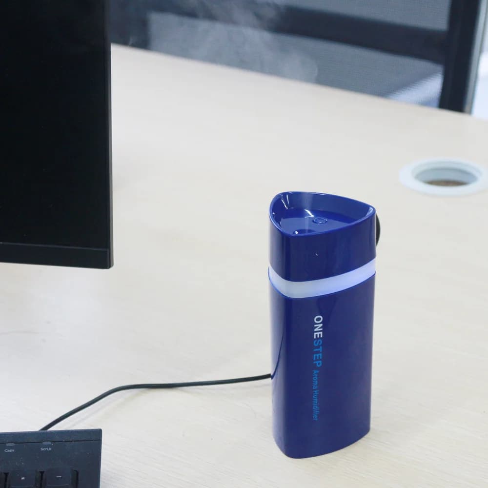 Mini umidificatore portatile alimentato tramite USB, funzionamento silenzioso, nebbia temporizzata e spegnimento automatico, forma triangolare compatta per viaggi e ufficio