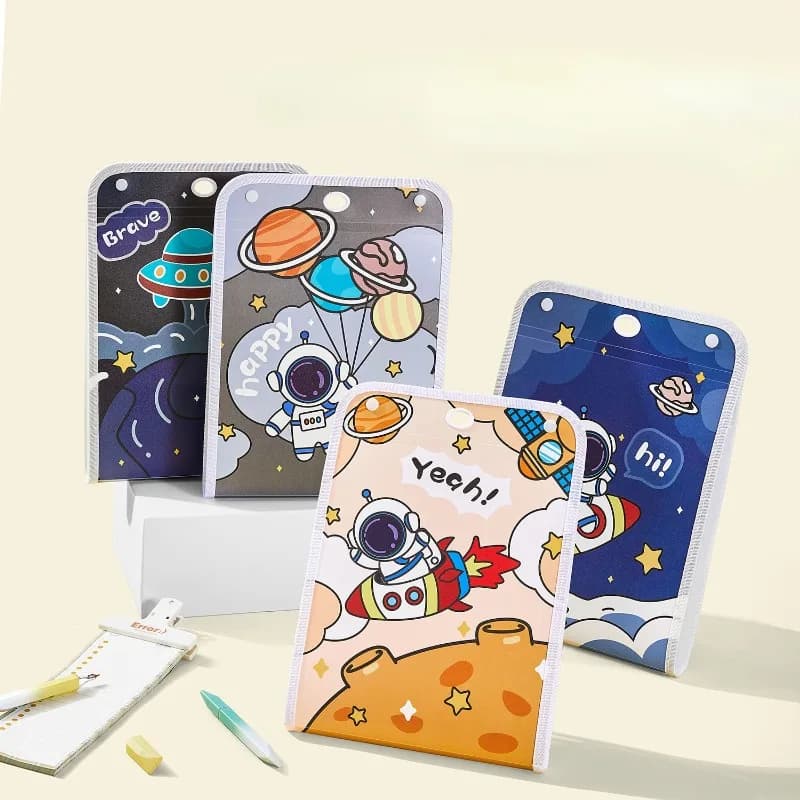 Borsa per documenti verticale per cartoni animati A4 appesa a 13 griglie Divertimento per bambini Astronauta Carta di prova Materiale per riporre Organo Borsa da scrivania Organizzatore