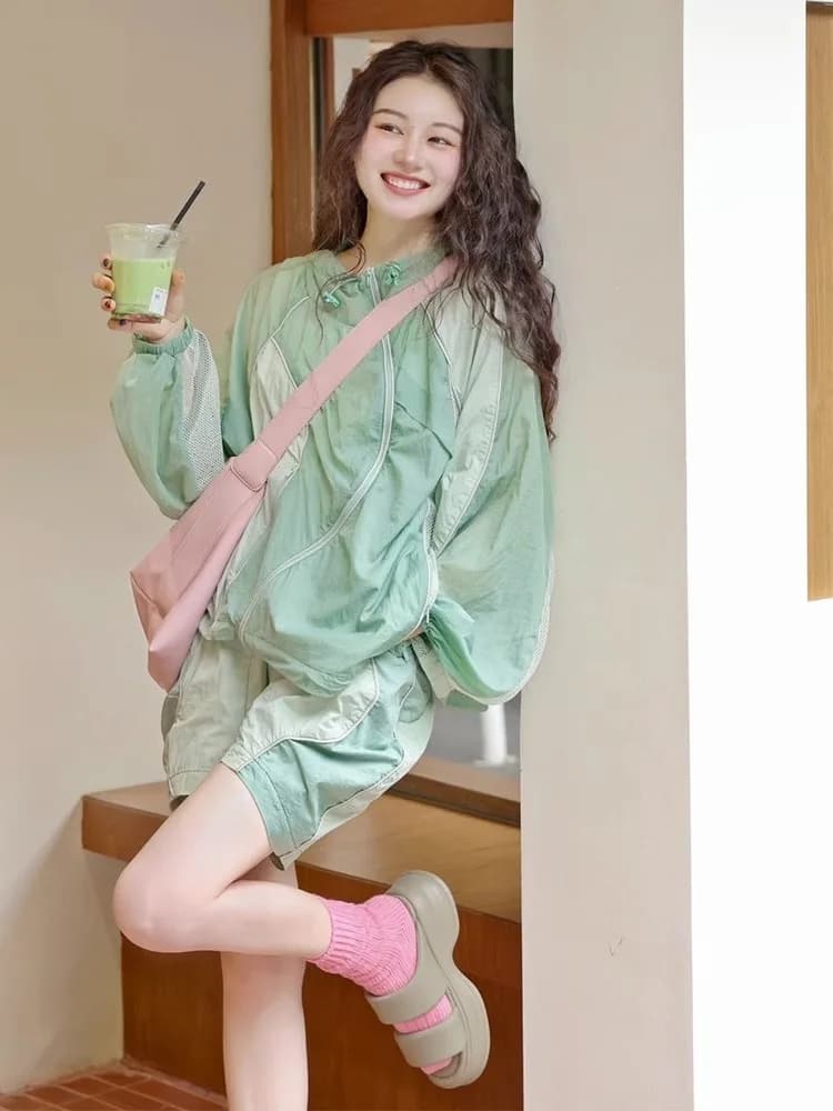 Completo Sportivo Leggero Due Pezzi Verde con Protezione Solare, Top e Pantaloncini per Giovani Donne, Felpa con Cappuccio in Cotone a Maniche Lunghe con Cerniera