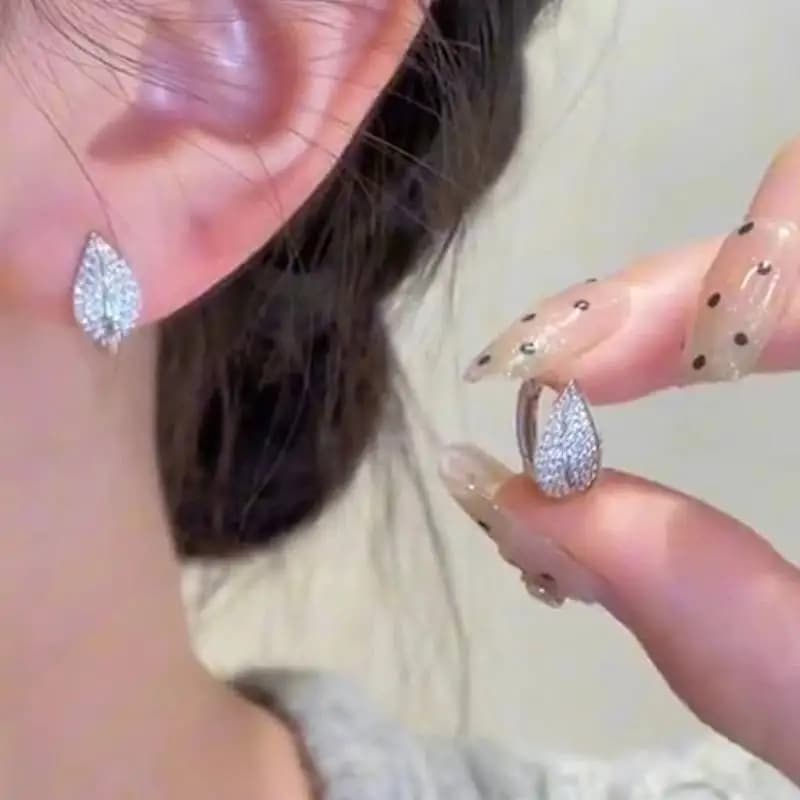 Orecchini a cerchio da donna a forma di foglia Huitan Colore argento Stile fresco Accessori moda quotidiana per feste Gioielli versatili con CZ lucido