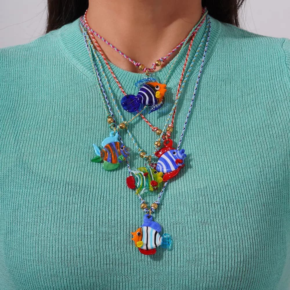 Elegante collana con ciondolo a forma di pesce Catena con corda regolabile Organismo marino unico Girocollo con ciondolo in vetro Accessorio di moda Gioielli presenti