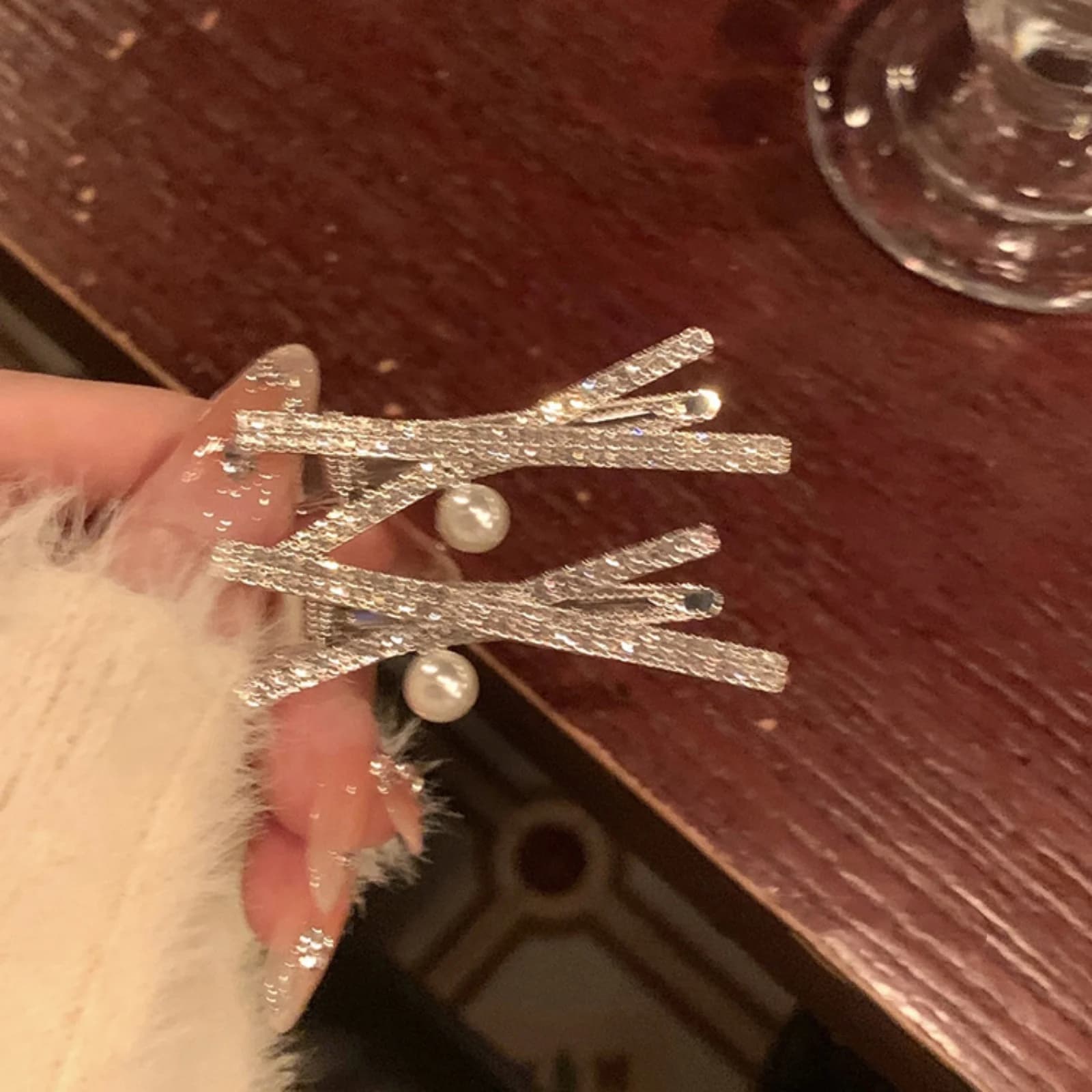 1 hair clip with autumn and winter princess style pearls for women, side clip, duck beak clip, fringe clip on the front, access for elegant hair
