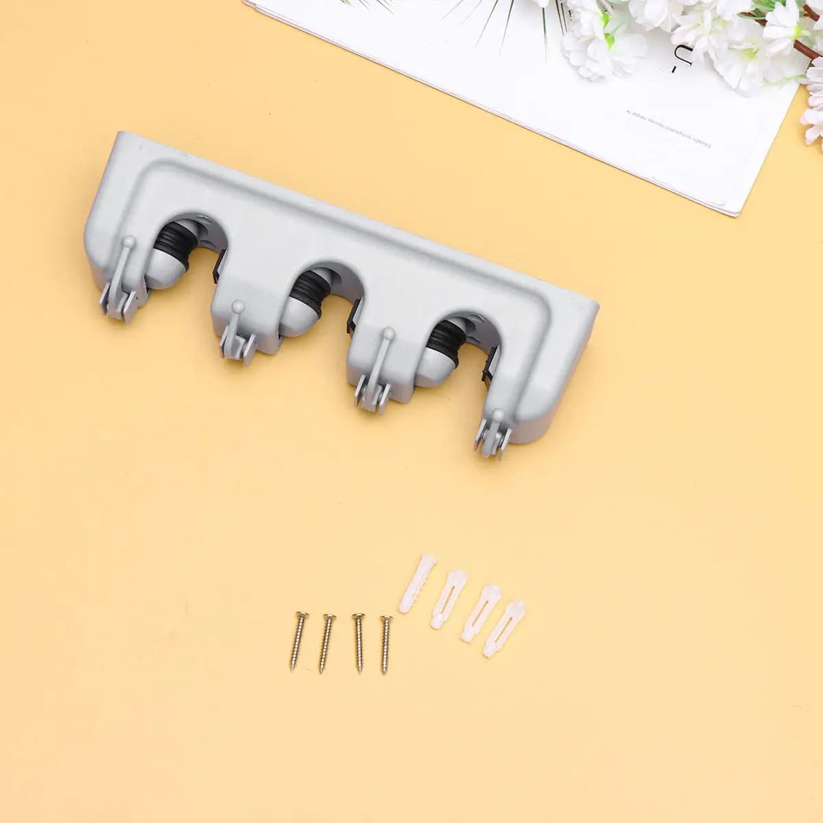 Affidabile Porta Scopa Grigio con 3 Scomparti e 4 Ganci, Organizzatore per la Pulizia, Porta Scopa da Bagno, Scaffale Portaoggetti per il Bagno