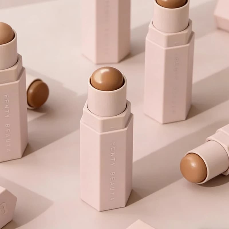 Stick Contouring a Sei Colori Fenty Beauty per Modellare le Guance, Lucidalabbra Brillante e Piccante Adatto per un'Applicazione Naturale