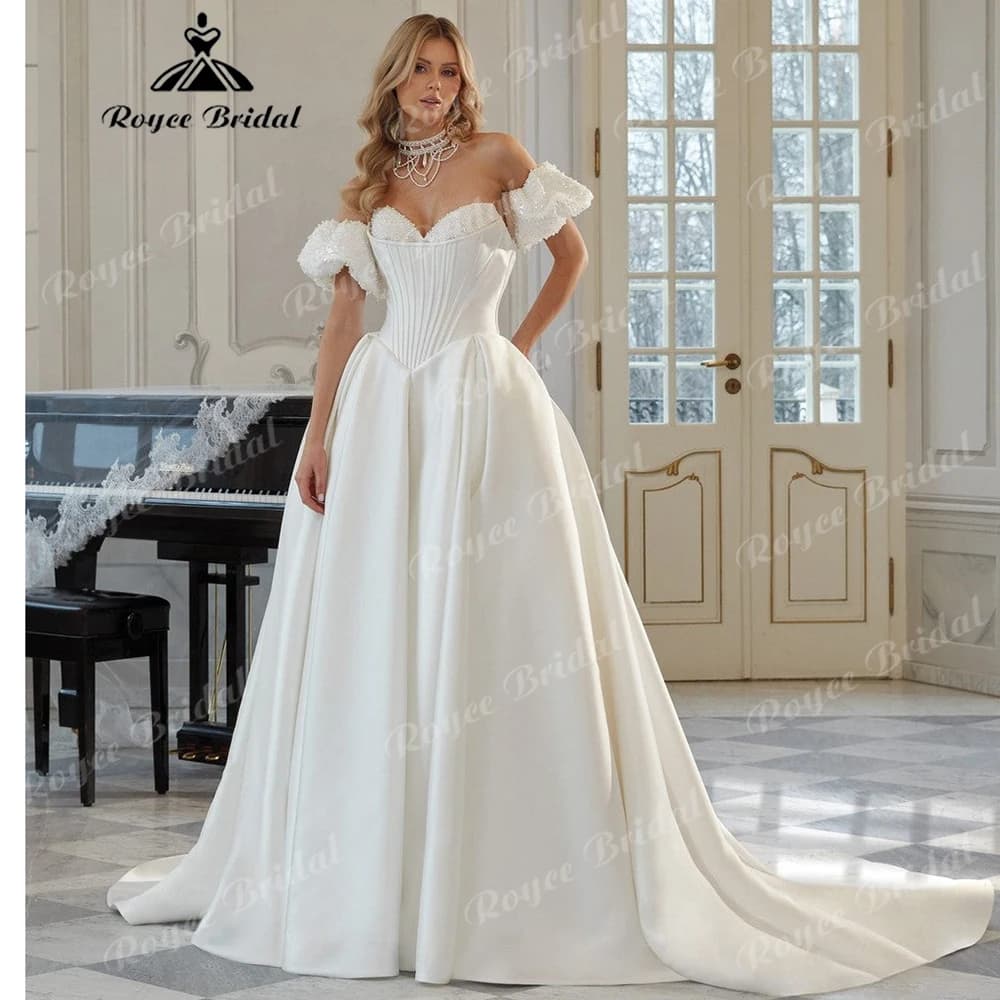 Abito da sposa a spalle scoperte in raso con gonna a ballo, corpetto a pieghe, maniche a sbuffo staccabili e scintillanti, personalizzabile
