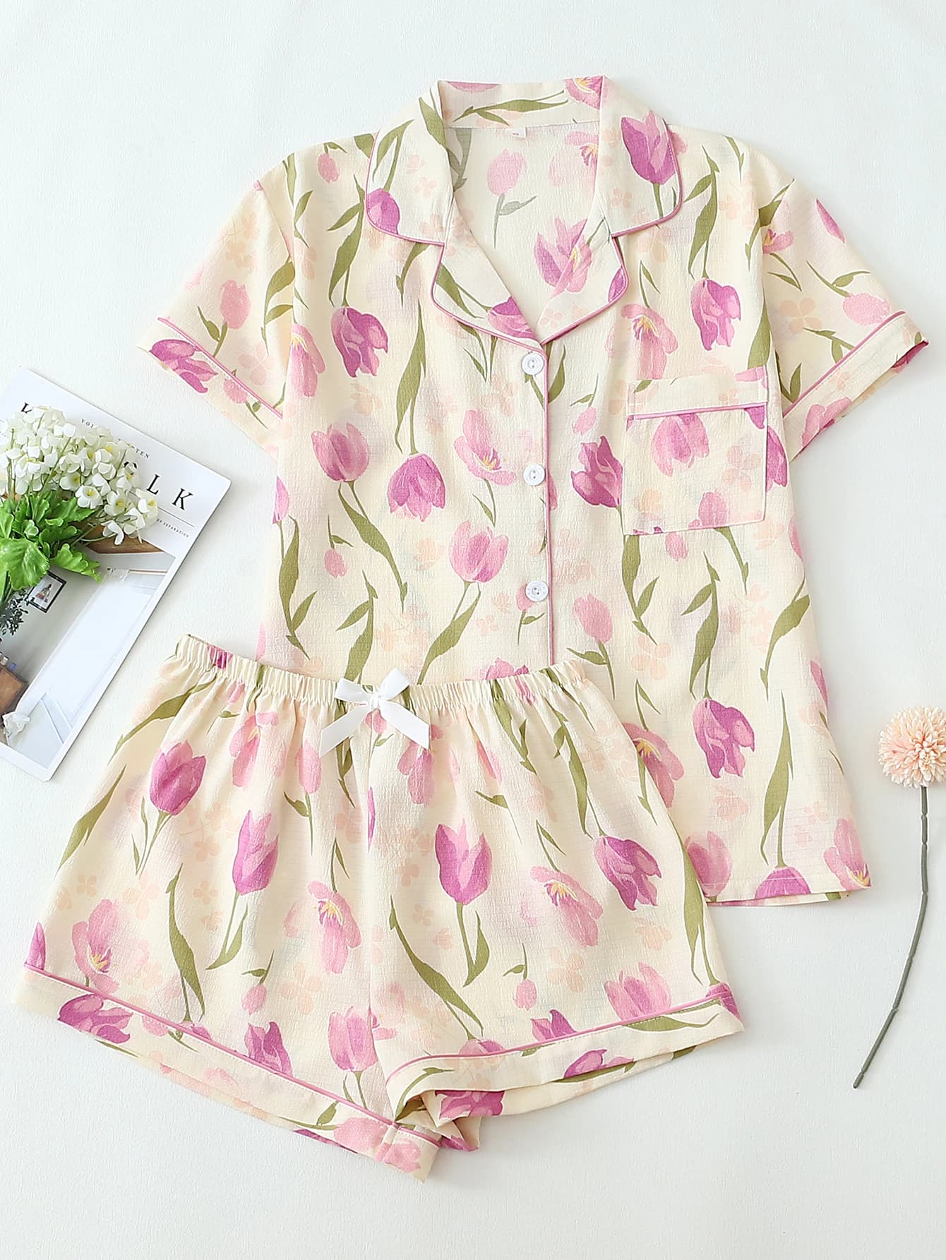 Comodo top a maniche corte con risvolto e stampa floreale a tulipano in due pezzi con tasche e pantaloncini con fiocco Pigiama da donna Set di abbigliamento da casa adatto per uso domestico