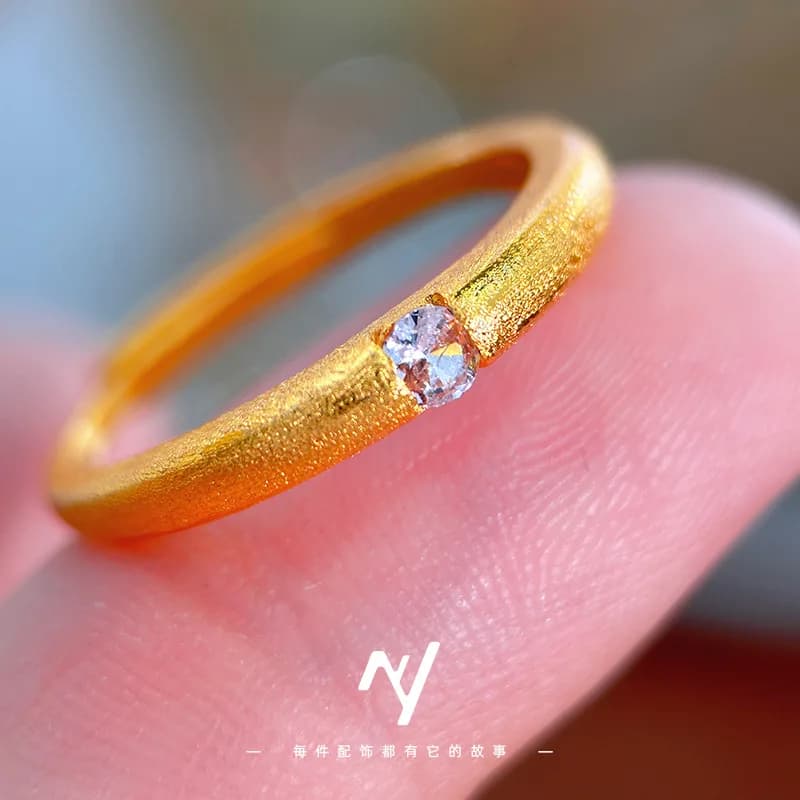 Anello da donna con motivo spazzolato con diamante bianco stile oro reale 9999 24K di lusso leggero Anello con zirconi micro-pavimentati di lusso leggero di fascia alta