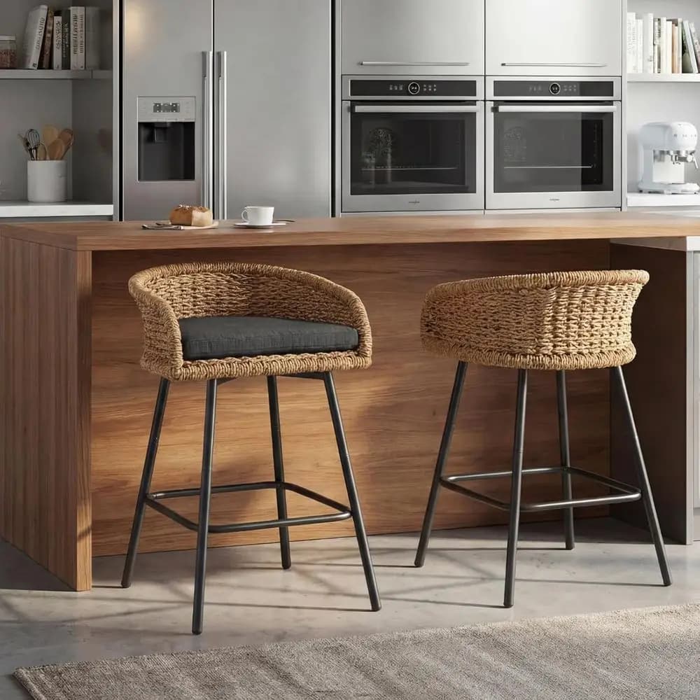 Set di 2 Sgabelli da Bar in Vimini con Struttura in Metallo e Schienale in Canna, Sedie Intrecciate Stile Boho con Cuscino in Poliestere per Sala da Pranzo