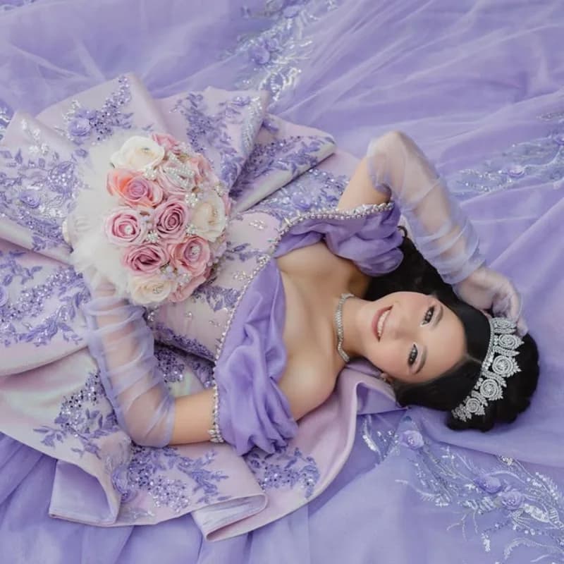 Abito Quinceanera lavanda lucido con decalcomania glitterata con spalle scoperte Stratificazione di pizzo Tull Bow coda abiti da 15 Quinceanera Personalizzato