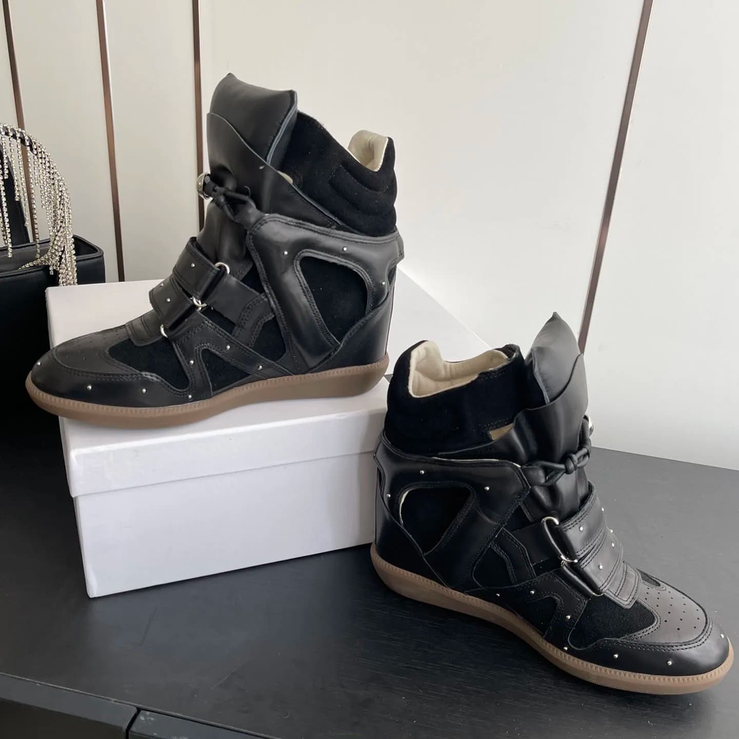 Sneakers con Zeppa in Pelle Scamosciata per Donna, Stile High-Top con Chiusura in Velcro e Tacco Nascosto