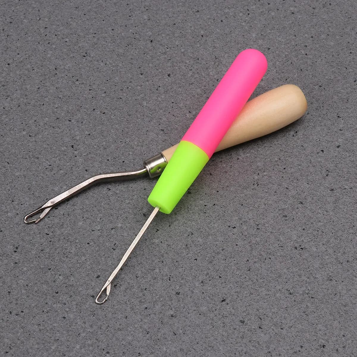 Set di 2 Ferri per Uncinetto con Manico in Legno Curvo e Manico Dritto in Plastica per Realizzare Tappeti e Riparare Calze