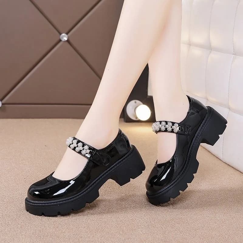 2025 Scarpe da donna piccole in pelle Mary Jane Scarpe da donna con altezza crescente Versione versatile suola spessa Le Fu Scarpe singole da donna