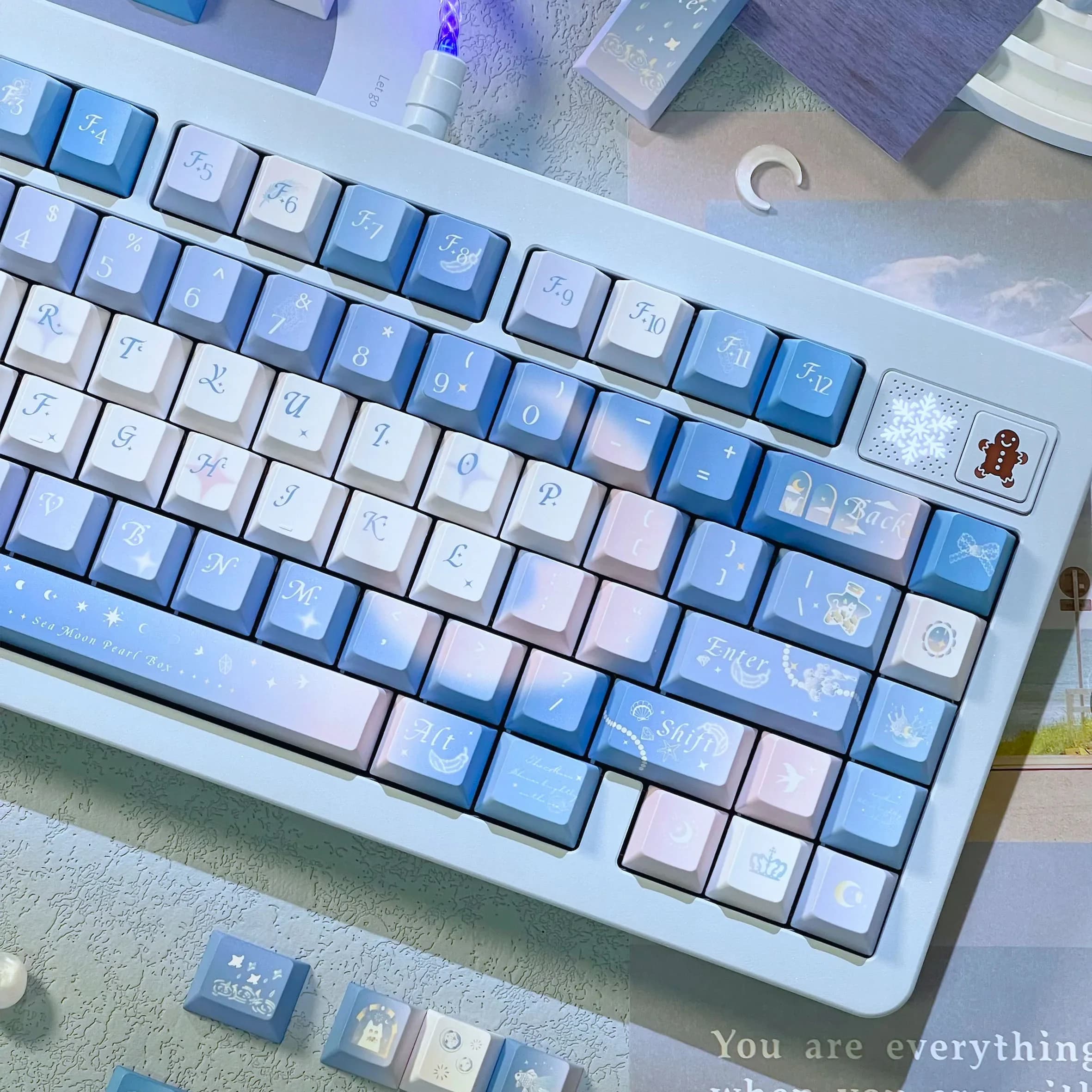 Original keyboards, pearl helmets, original design of mechanical keyboards, exquisite hand painted cartoon covers