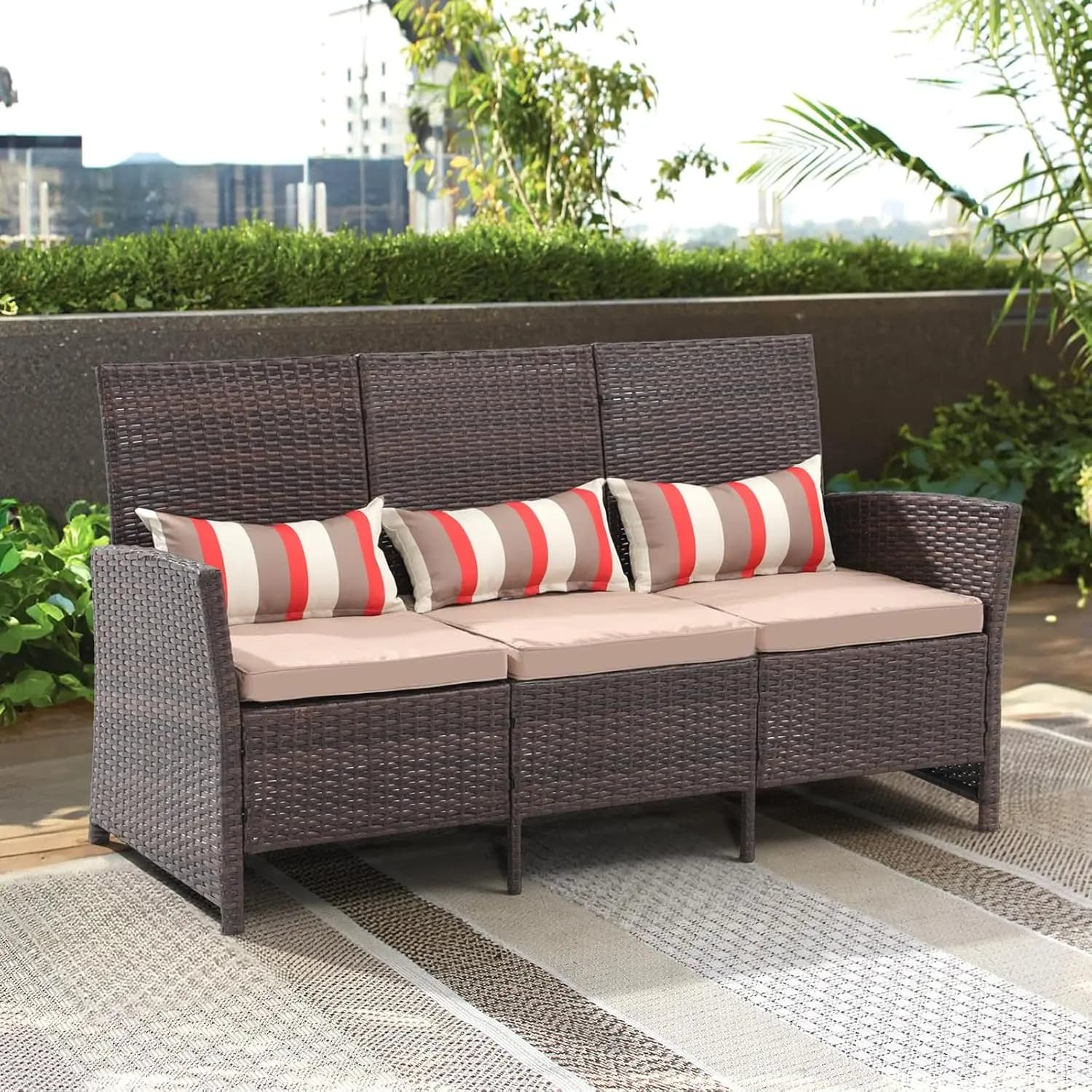 Divano da Esterno a 3 Posti, Divano in Vimini per Patio, Vimini PE Marrone con Cuscini Beige e Cuscini Lombari, per Portico, Giardino