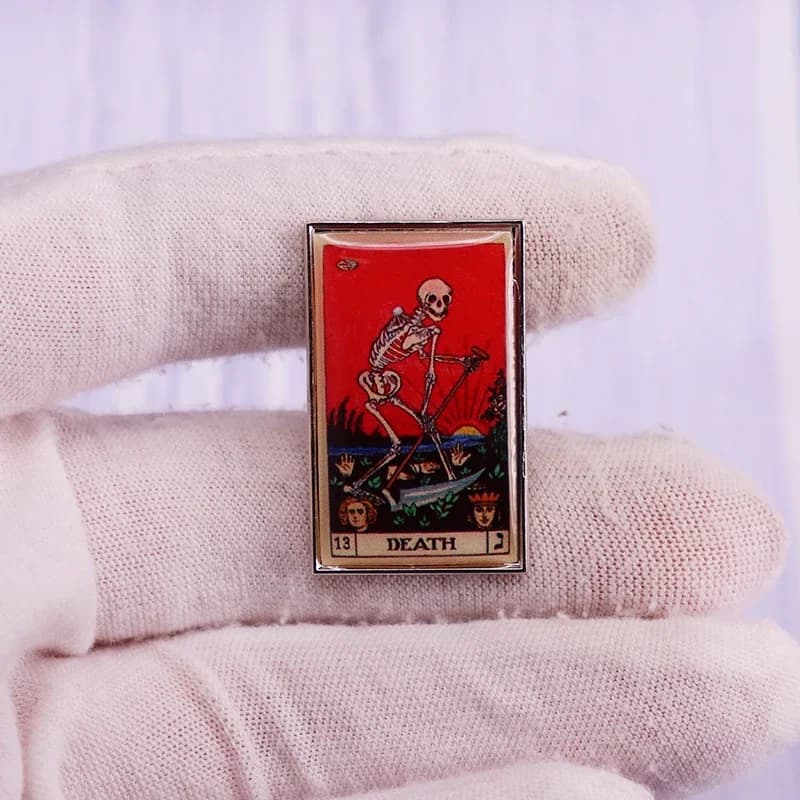 Red Death Tarot Card smalto Pin Grim Reaper spilla scheletro e falce distintivo gotico occulto