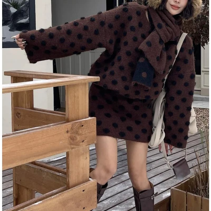 Vento pigro Polka Dots Maglione lavorato a maglia da donna Gonna corta Sciarpa Set da tre pezzi 2025 Giacca calda alla moda autunno e inverno