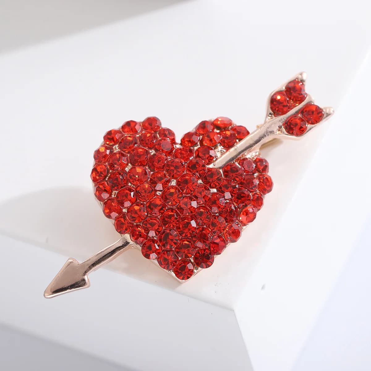 Strass rosso pieno una freccia attraverso il cuore spilla spilla per le donne cristallo amore cuore spille amanti del partito gioielli di lusso regalo