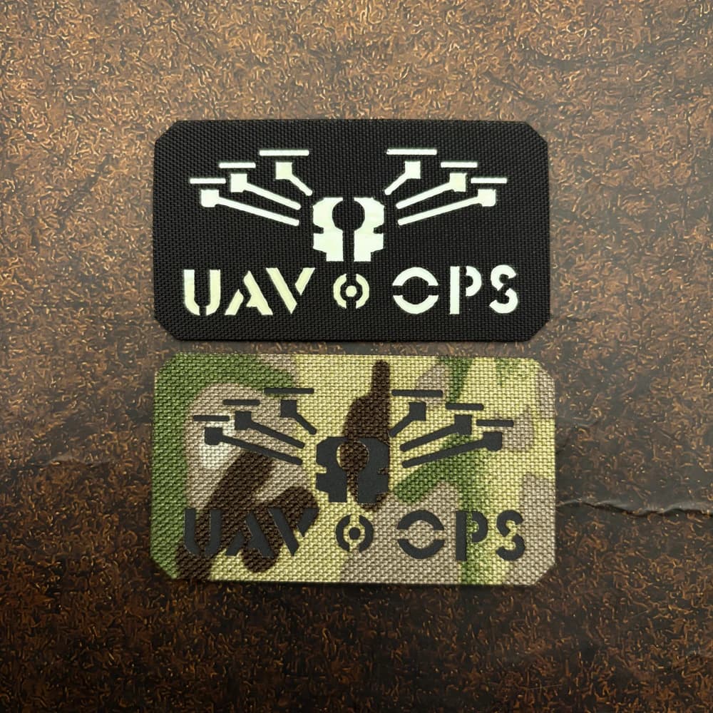 Un distintivo adesivo creativo personalizzato riflettente IR, luminoso e inciso al laser, con effetto fosforescente, dotato di chiusura a strappo sul retro, adatto per borse, zaini, gilet e toppe ricamate per abbigliamento.