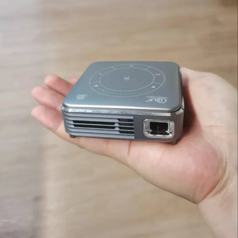 Mini proiettore portatile 3D 4K DLP Android Smart Soffitto per auto Esterno ricaricabile Wifi Bluetooth Mobile con batteria