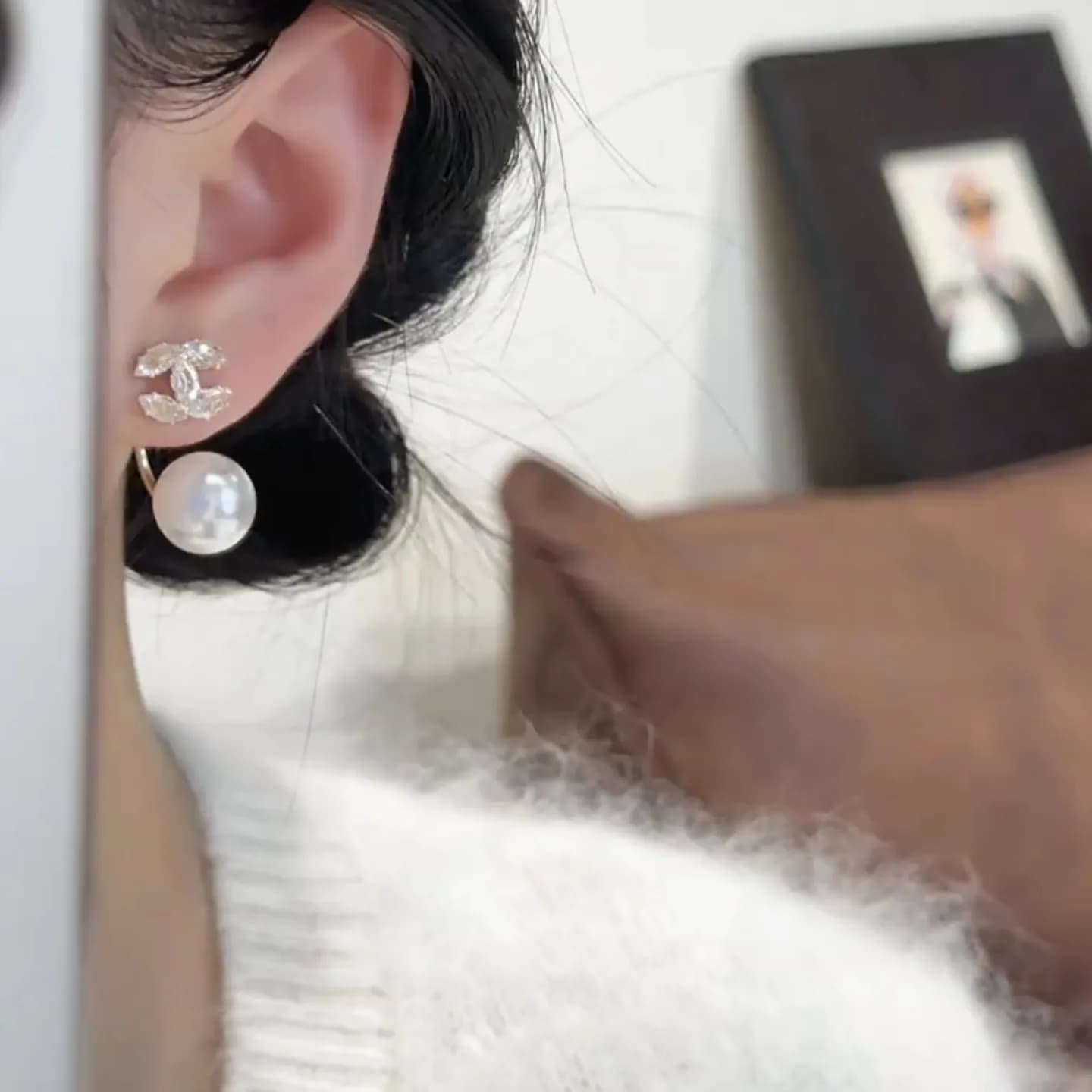 Autumn and winter new zircon small fragrant wind pearl stud earrings simple design sense light luxury earrings elegant versatile fashion earrings