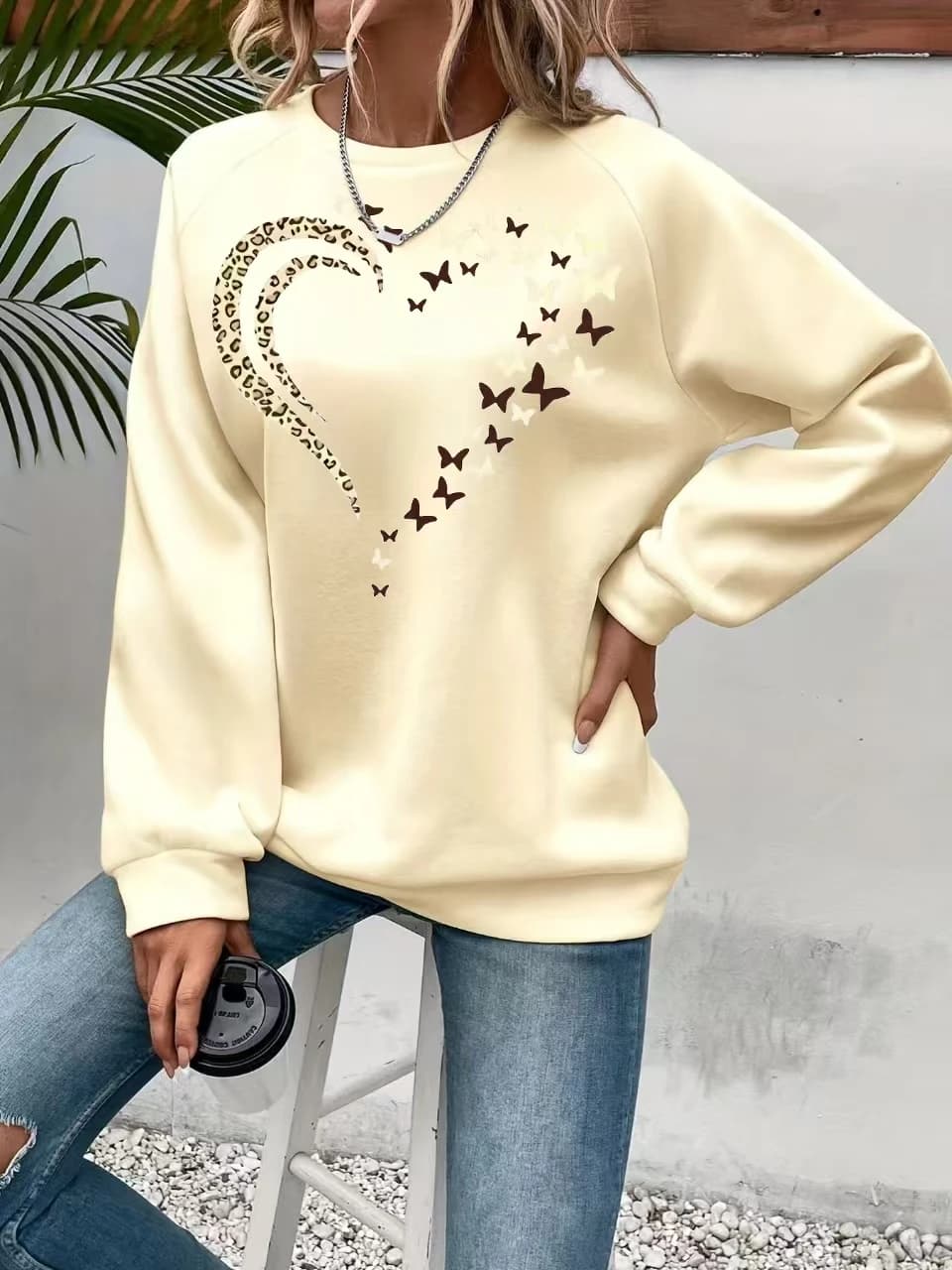 2025 A new autumn and winter style of long and large sleeve sweatshirt with heart print for women in Europe and America