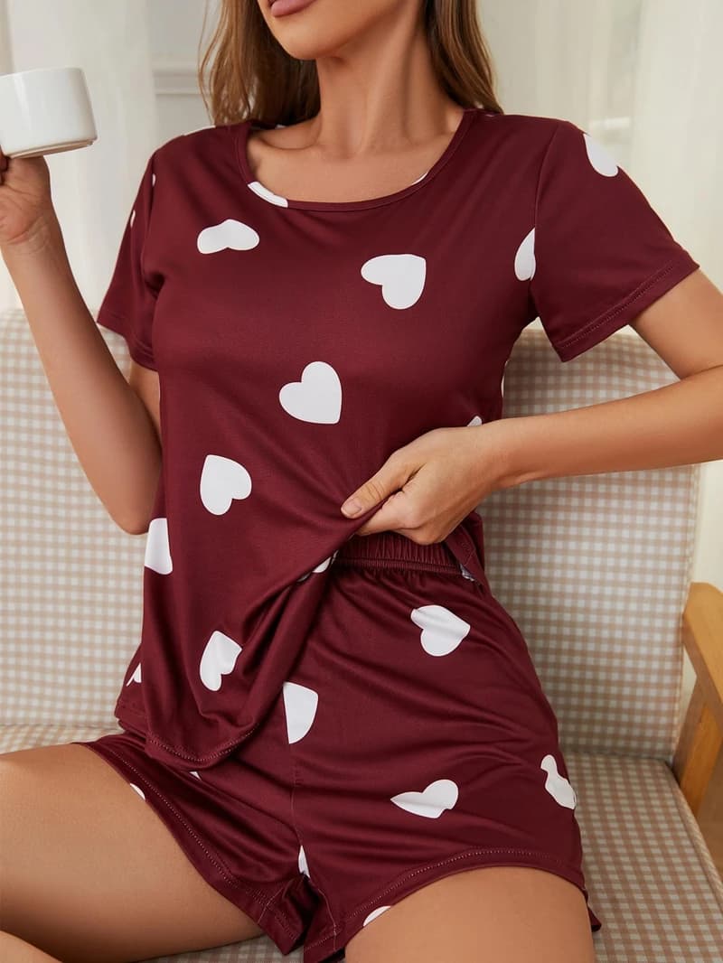 Pigiama casual da donna con stampa a cuore, maglietta a maniche corte con scollo rotondo e pantaloncini elasticizzati, comodo e perfetto per dormire e rilassarsi.