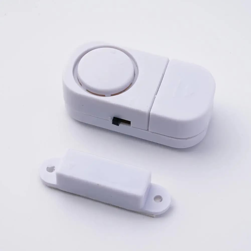 L'allarme per porte e finestre viene fornito con una scatola magnetica per porte con nastro biadesivo