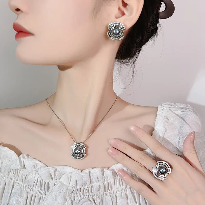 Gioielli di perle grigie circolari stile vintage con anello regolabile Accenti di zirconi scintillanti Orecchini Collana Anello per regalo da donna