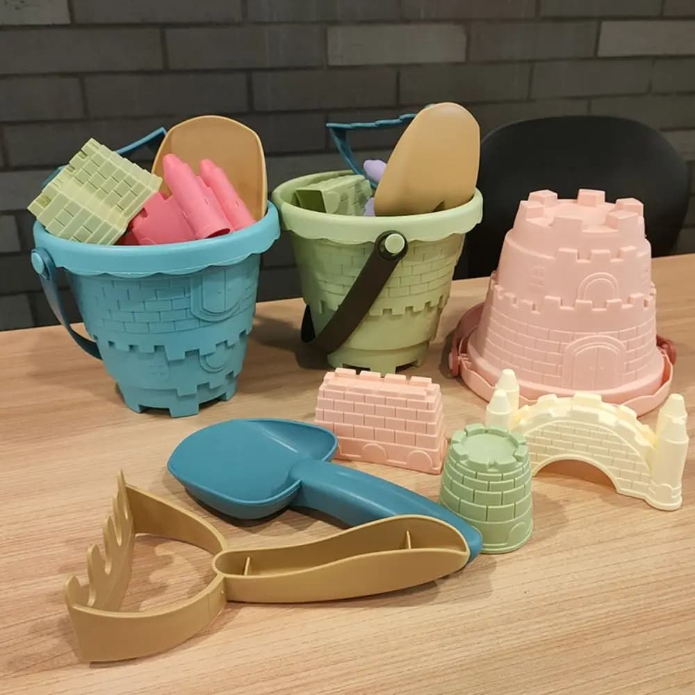 Gioco all'aperto per bambini, set di 6 giocattoli da spiaggia, secchio, paletta, rastrello, stampi per scavare, kit per costruire castelli di sabbia, gioco interattivo genitori-figli