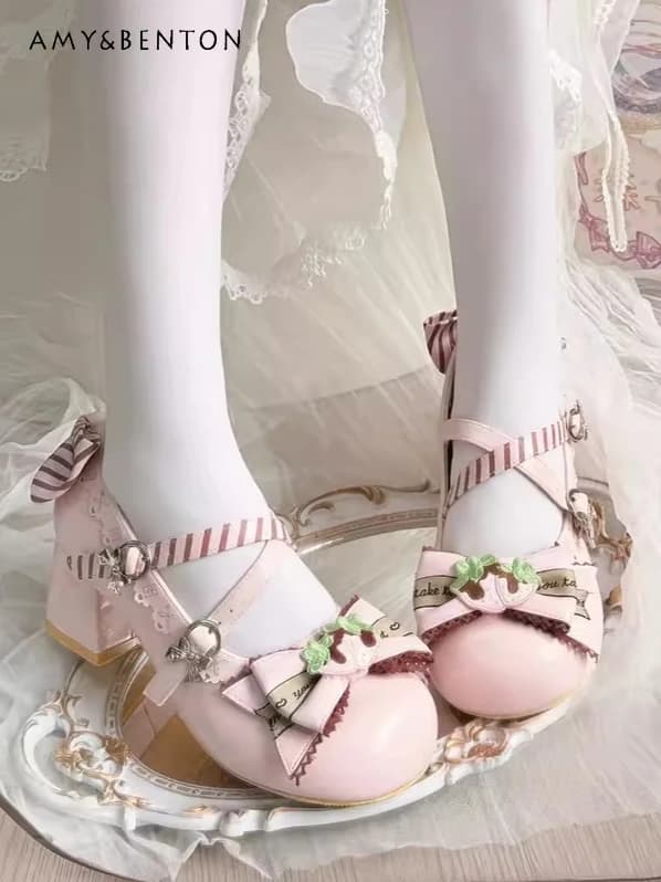 Scarpe Lolita Originali Stile Mori, Scarpe con Fiocco Carino per Donne, Tacco Medio, Ricamo Fragola Kawaii, Scarpe Mary Jane con Punta Rotonda