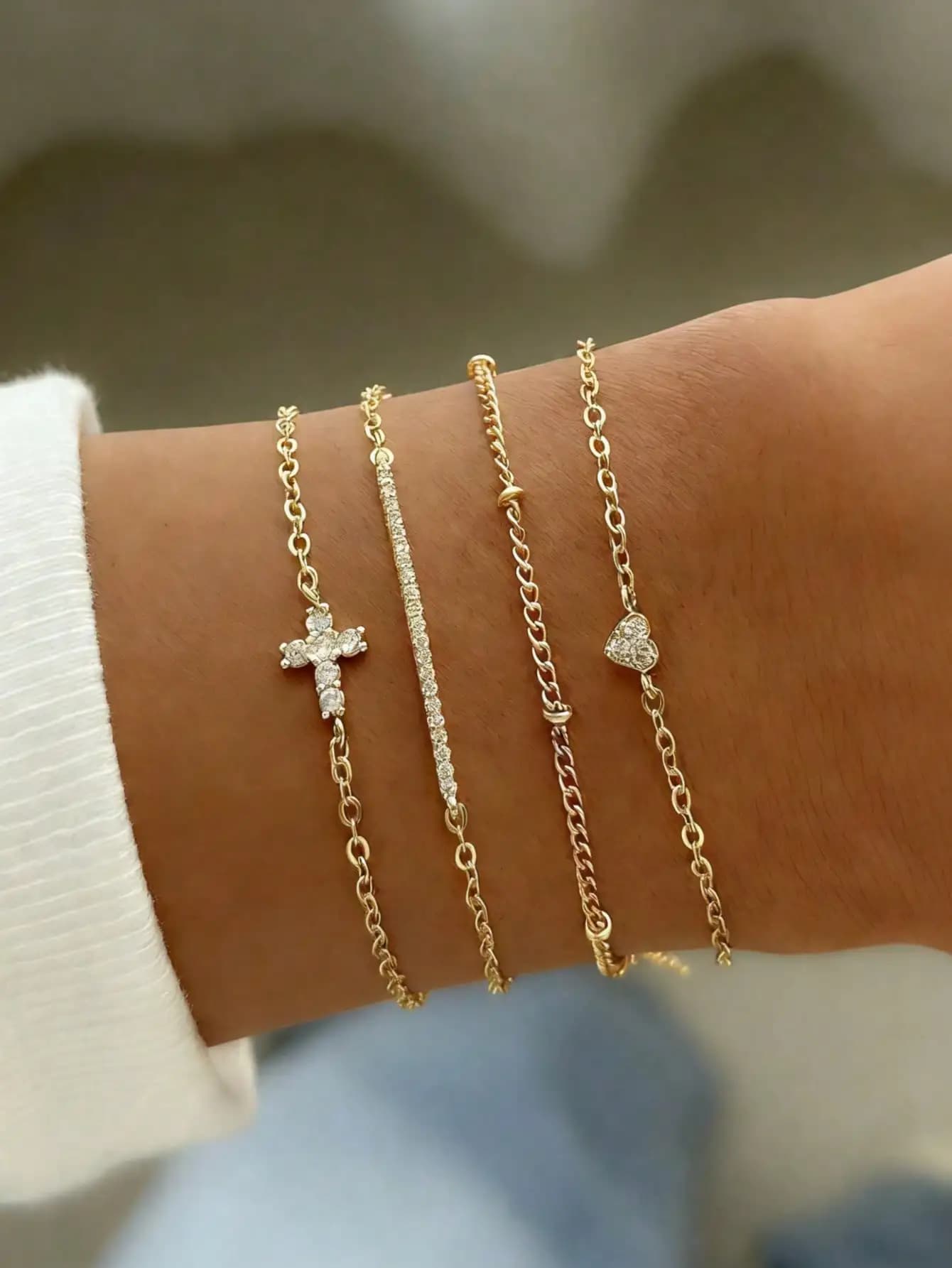 Set di braccialetti a strati con catena a cuore e croce in CZ color oro da 4 pezzi per donna