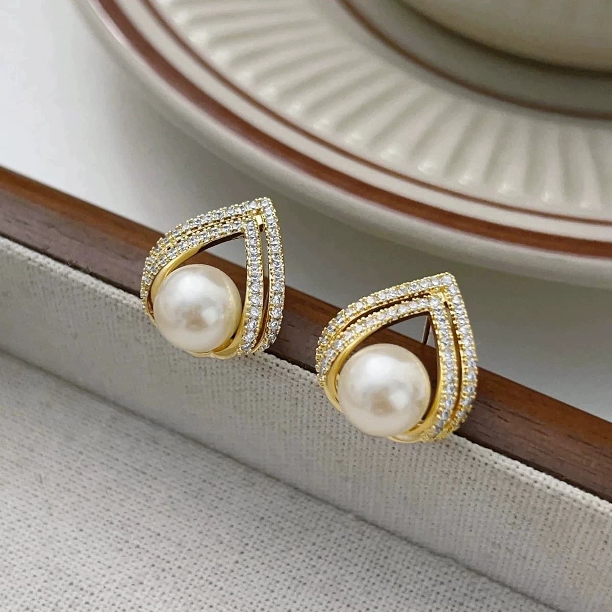 Orecchini a Perno con Strass e Cornice a Goccia d'Acqua Traforata per Donne, Gioielli Geometrici Bianchi, Rossi e Verdi con Perle Imitate, Regali