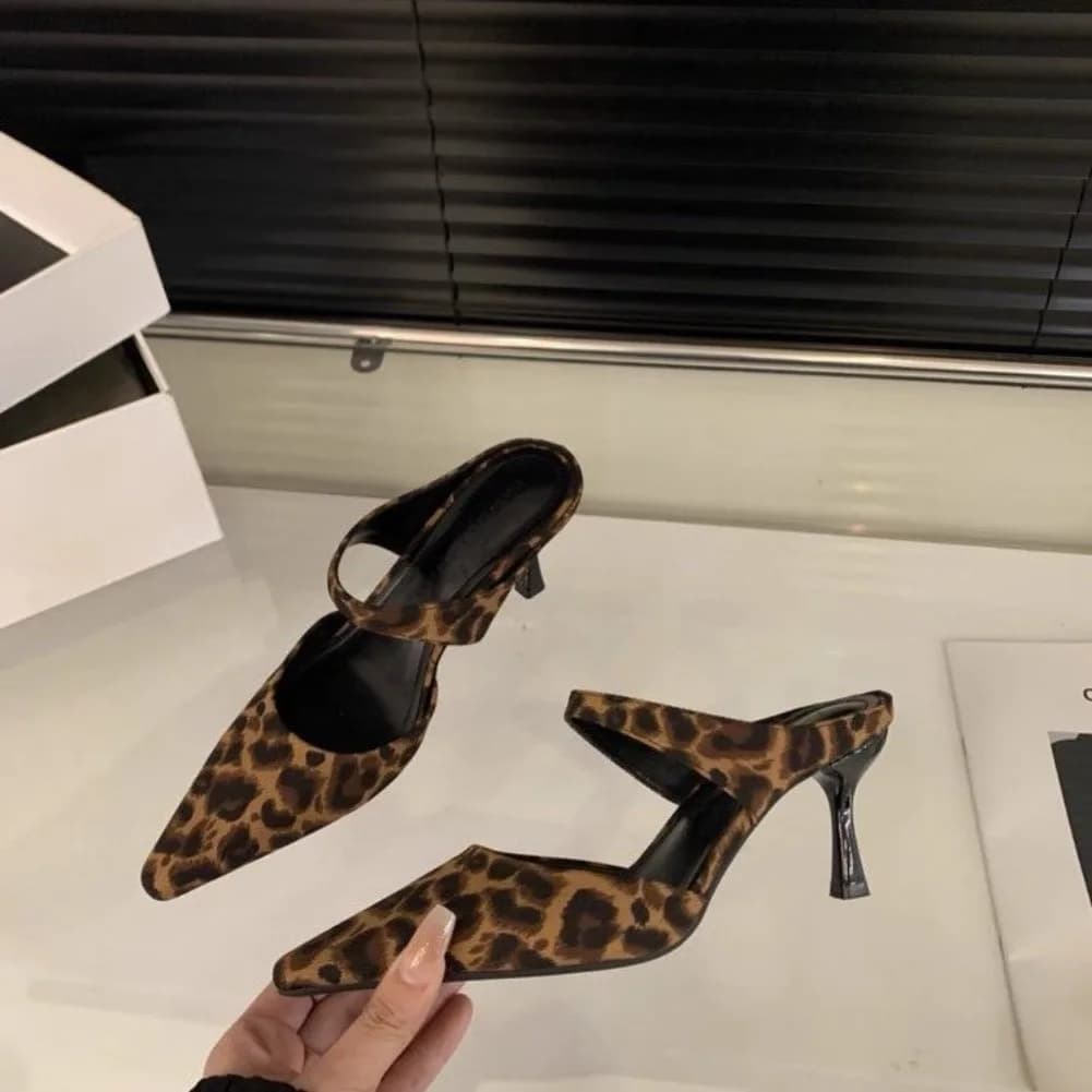 French-style Retro Women's Open-toe Slippers, Pointed Suede High Heels, Single Shoes, Simple 2026 New Closed-toe Half Slippers