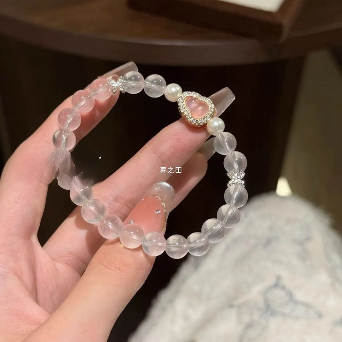 Bracciale da donna in cristallo bianco trasparente ghiacciato, senso del design di lusso leggero, cordino portafortuna con fiori di pesco, zucca rosa