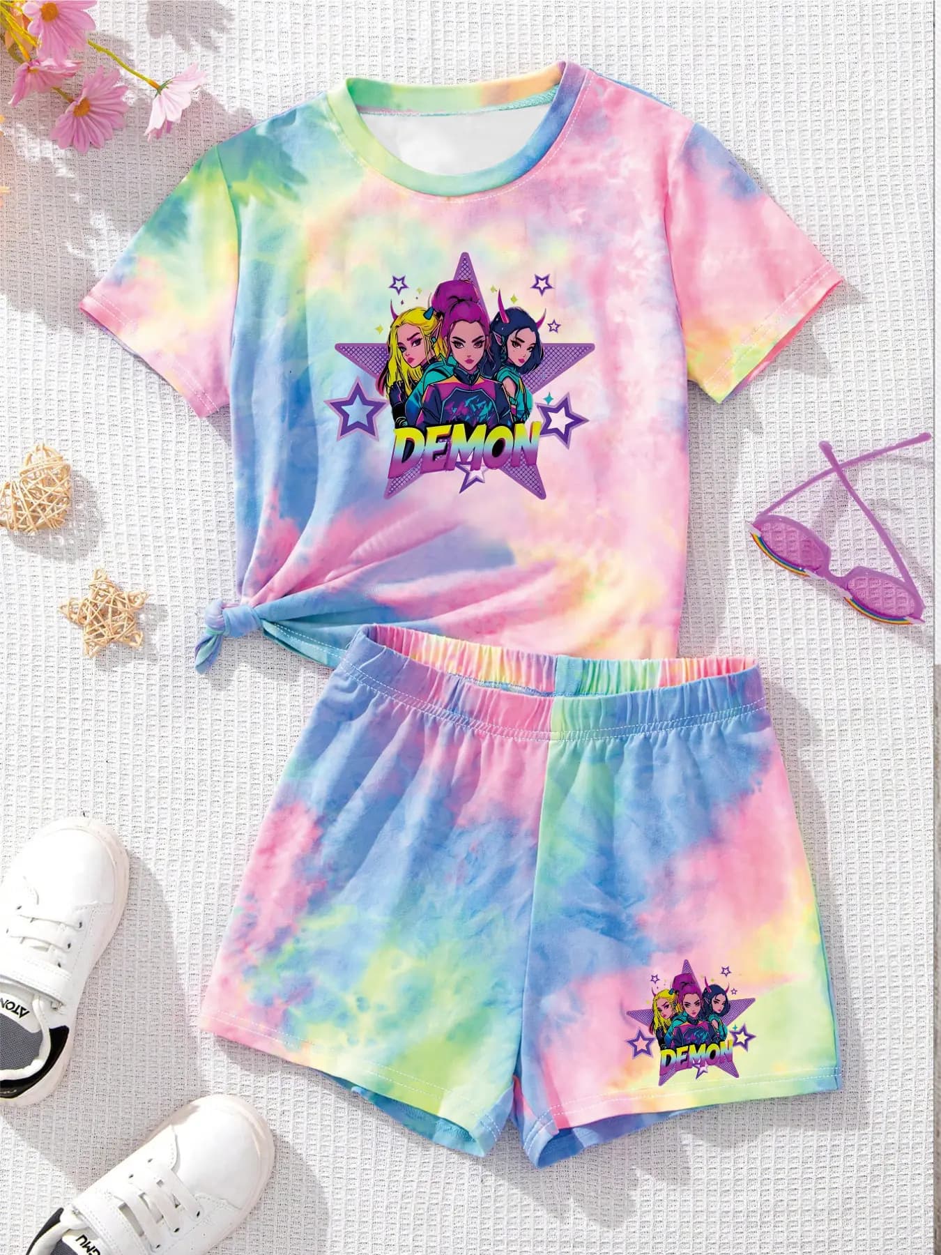 Comodo set da 2 pezzi per bambine con stampa tie-dye a forma di demone, top a maniche corte e pantaloncini con elastico in vita, set estivo morbido e traspirante per la scuola quotidiana