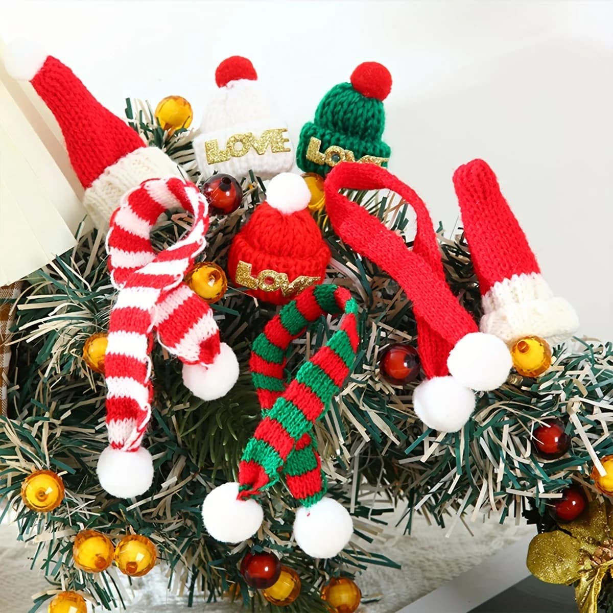 10PCS Christmas hats, mini scarves, red and green decorative pendants, which can be used to decorate dolls, Christmas trees, hol