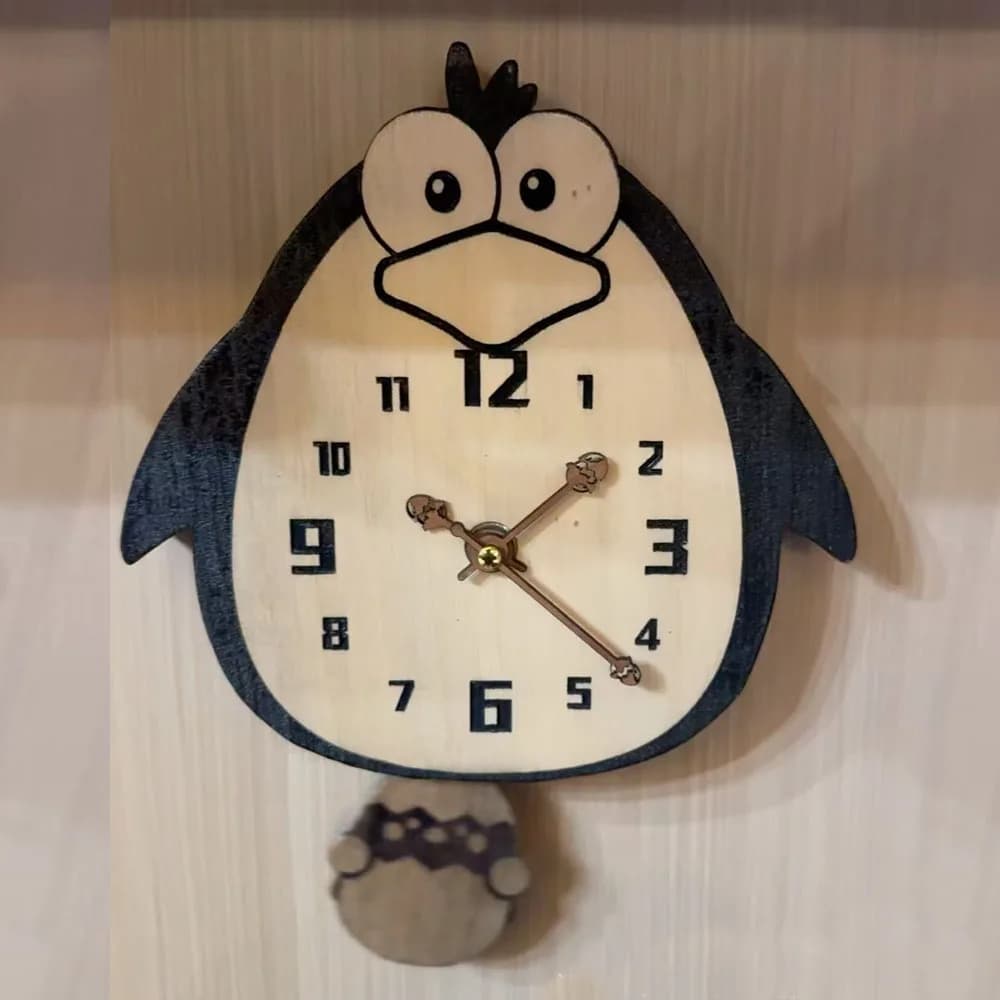 Orologio da Parete a Pendolo in Legno con Pinguino Cartoonesco, Movimento Silenzioso, Senza Ticchettio, Decorazione per Soggiorno, Camera dei Bambini e Asilo Nido