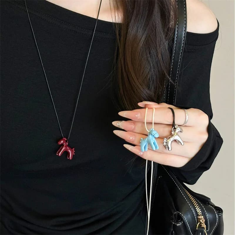 Collana lunga con ciondolo a forma di cavallo colorato per accessorio di moda per gioielli con catena di maglione regolabile da donna
