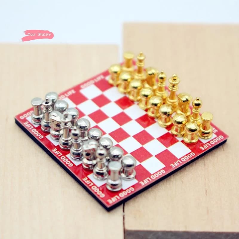 Mini gioco da tavolo magnetico per scacchi in scala 1/12 Decorazione di scena modello da tavolo rosso per accessori simulati per casa delle bambole