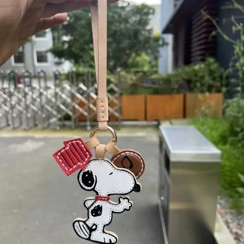 Portachiavi in pelle fatto a mano con bambola carina di Snoopy, creativo e Kawaii, decorazione per zaino di studenti, regalo per ragazzi e ragazze.