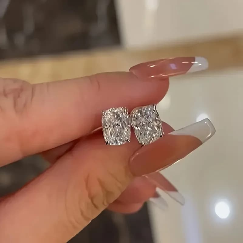 Un set di orecchini quadrati lucidi con zirconi realizzati in argento sterling S925, stile donna. questi orecchini semplici ed eleganti sono perfe