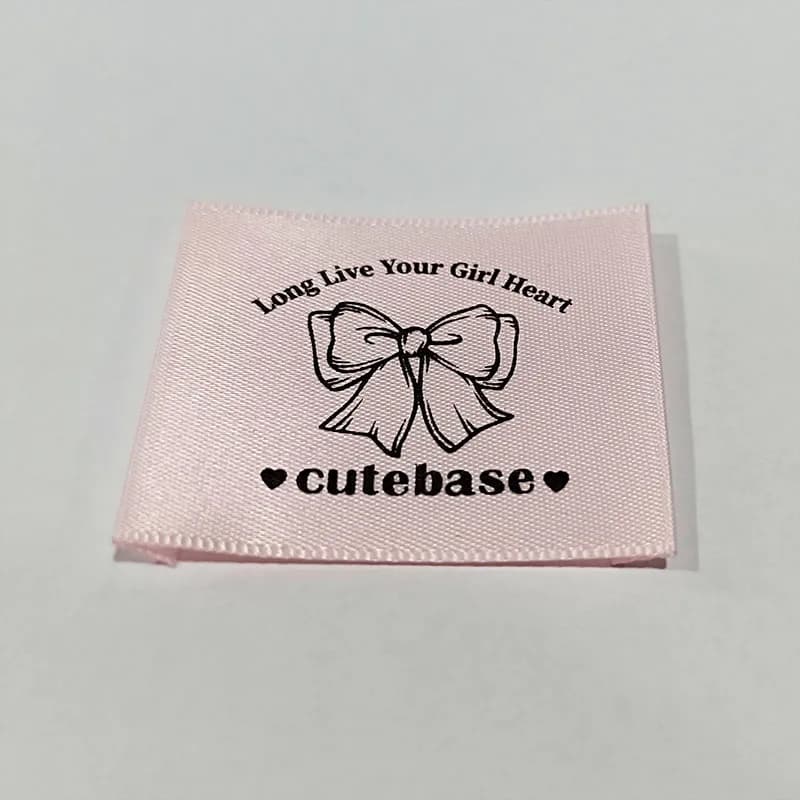 Etichette stampate personalizzate in raso rosa, etichetta principale per indumenti, etichetta colorata per la cura del lavaggio per abbigliamento 500 pezzi 1000 pezzi, dimensioni multiple