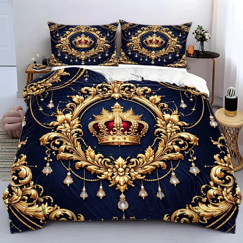 3Pc European-Style Palace-Style Crown Gold-Stamped Duvet Cover Set, Three-Piece Bedding Set (1*Duvet Cover + 2*Pillowcases), Suitable for All Seasons, Machine Washable, Invisible Zipper Design, Large Double Bed Cover, Suitable for Home, Dormitory, Master Bedroom, Guest Room, Luxurious Baroque Gold Pattern Bedroom Bedding, Vintage Aristocratic Style Bed Cover Set, Cross-Border Bestseller, Skin-Friendly and Comfortable Bedding Set, Exquisite Rhinestone Decoration, High-End Sleep Bedding, Easy to Clean and Durable European-Style Bed Cover Set