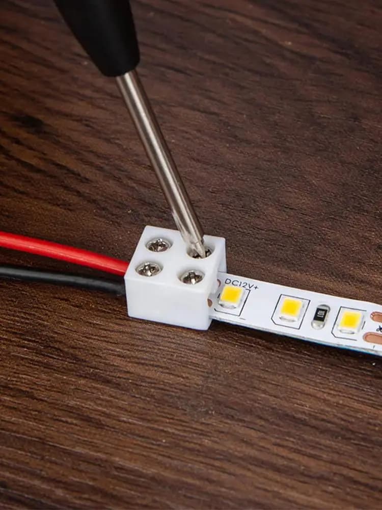 led strip connectors/ 8mm solderless LED Light Connectors/ Single Color Tape Lights Fixed Clamps/ User-Friendly LED Connector