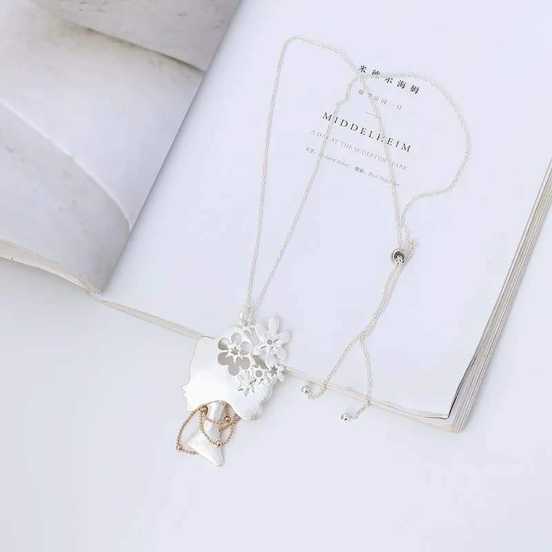 European and American sweater chain long necklace flower-shaped round two-color snake bone high-end beauty head necklace