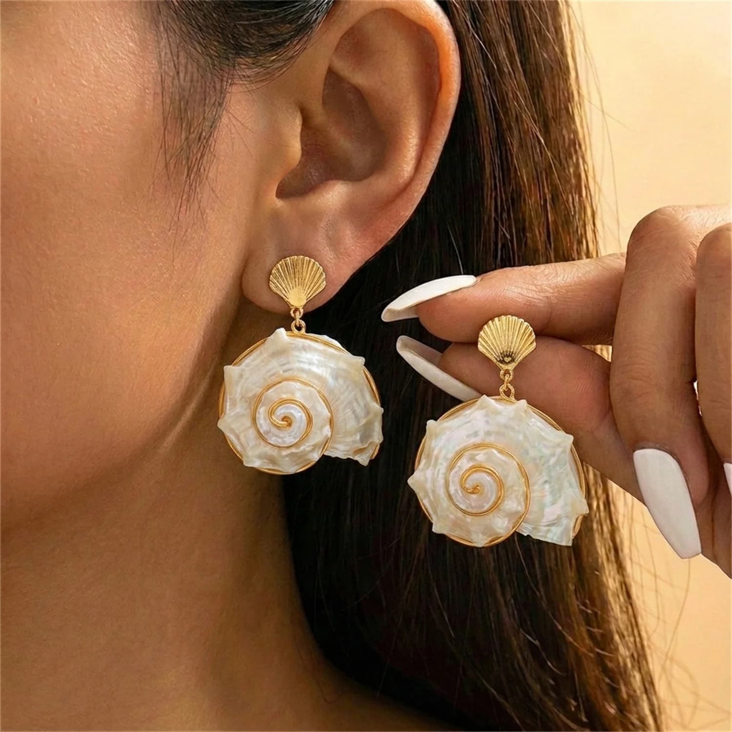 Orecchini pendenti con conchiglia bianca Ocean White per donna, orecchini pendenti unici con conchiglia e stella marina avvolta in filo metallico, gioielli estivi per vacanze al mare.